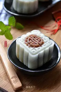 Red bean sapphire mooncake