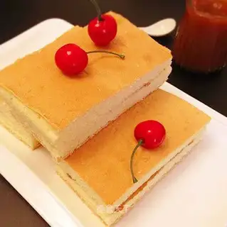 Spongecake with jam