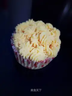 Egg yolk salad cake