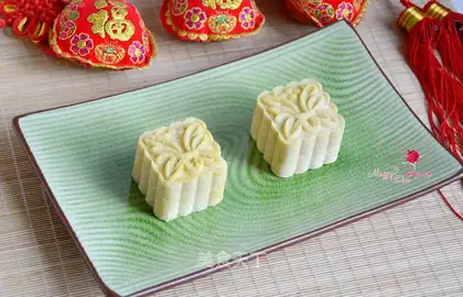 The moon cake's white beans