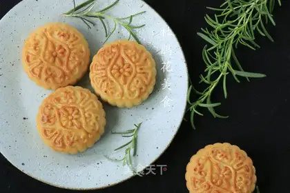 The egg yolk mooncake
