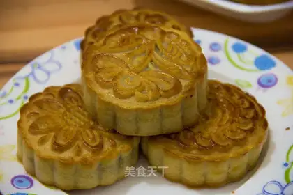 A wide moon cake