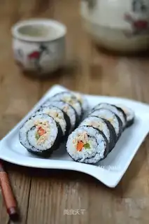 Tuna roll sushi