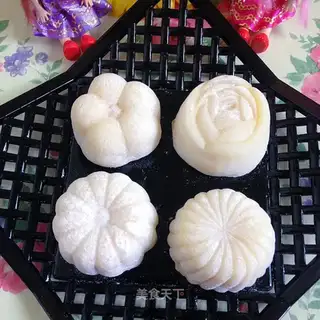 Bean-saloon mooncake