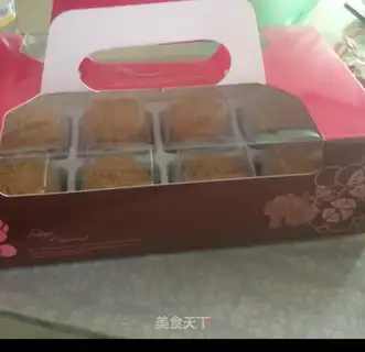 A wide moon cake