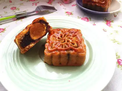 A wide bean saloon moon cake