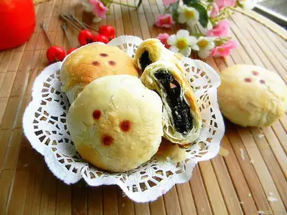 A black sesame peanut-su moon cake
