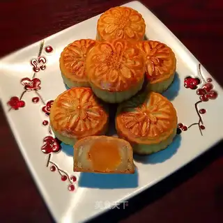 A wide moon cake