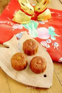 Red Lotus Mooncake