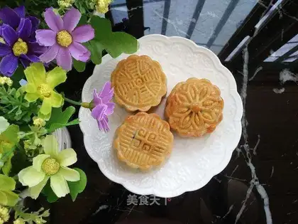 A wide moon cake