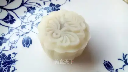 Bean-saloon mooncake