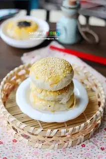 Sioux-style gravy moon cake