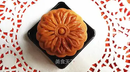 The egg yolk mooncake