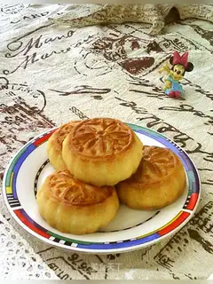 A broad coconut moon cake