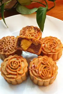 A wide bean saloon moon cake