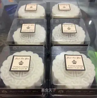 Lian Ying's yolk mooncake
