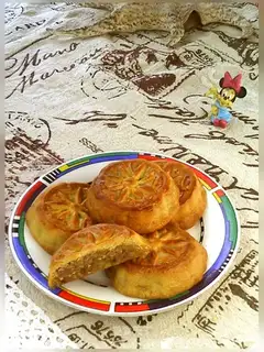 A broad pepper saline moon cake