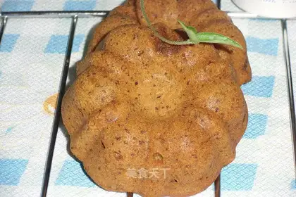 Red sugar date mud pound cake