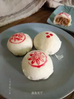 Squeeze meat mooncake