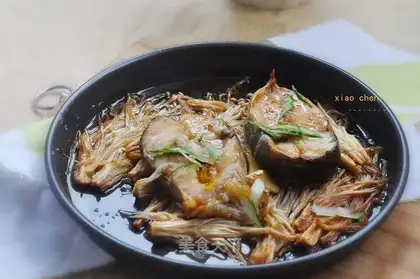 A simple golden mushroom roasted fish