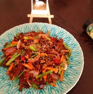 Spicy hands tore beef