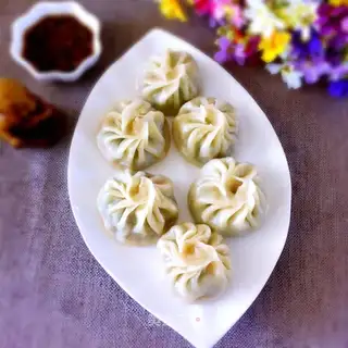 Hot noodles, little buns