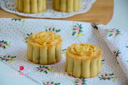White bean cranberry mooncake