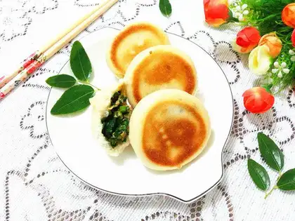 An egg and water bun