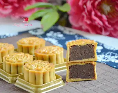 Red bean-saloon roses wide mooncake