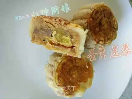 The egg yolk mooncake