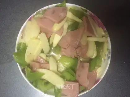 Green peppers, white ham