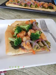 Vegetable shrimp pizza
