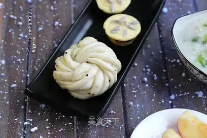 Black sesame onion oil rolls