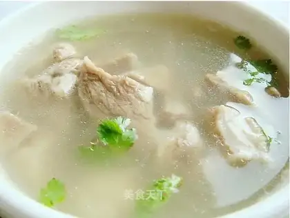 The meat gravy to the lamb soup