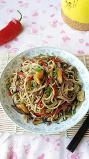 Hot seafood noodles