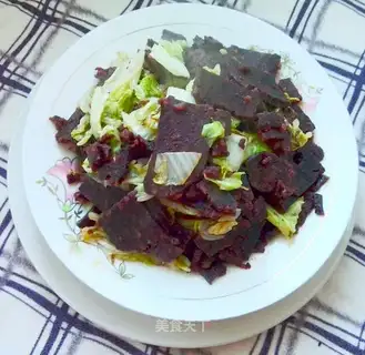 The cabbage makes black rice cake
