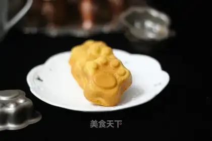 Cat's clawing cotton cake