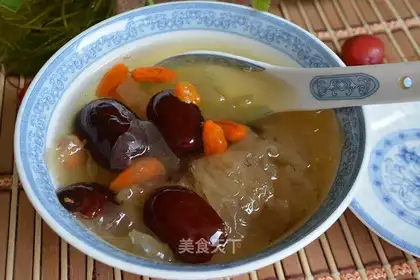 Silver-ear red-leave-tree soup