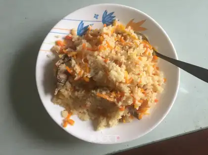 Xinjiang's hand grabs rice