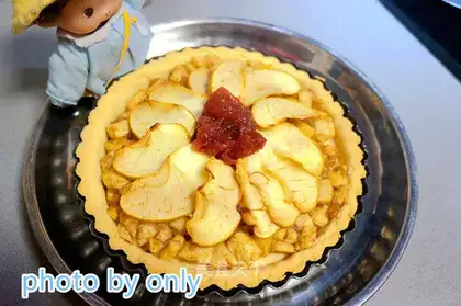 A green apple pie with figs