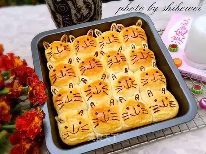 The bean-salt cat squeezes bread