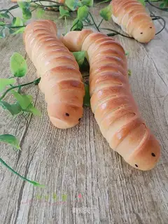 Bean-saloon caterpillar bread