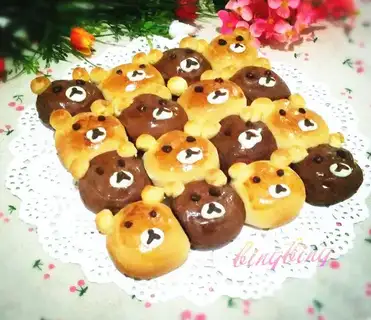 Two colors squeezed bear bread