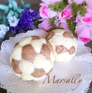 Peanuts football bread
