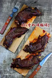 A cedar roasted pig hoof
