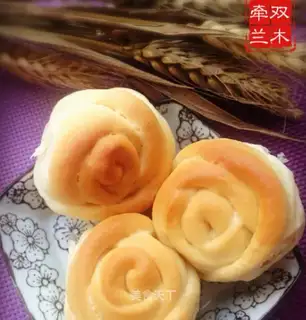Honey milk and rose bouquet