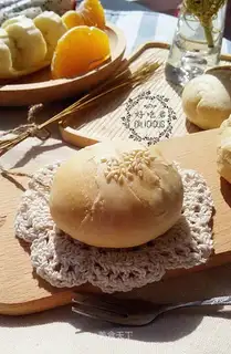 Black sesame bee cake