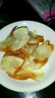 The baby can eat chips