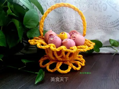A basket of dried fruit bread