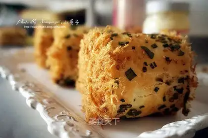 Onion pine rolls